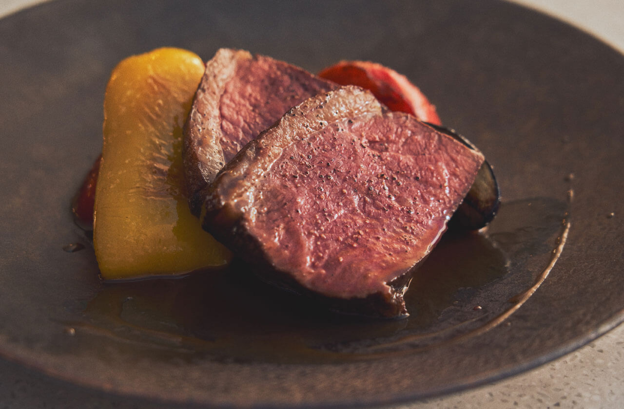 「赤ワインソース オーストラリア産 葡萄牛ランプ 120g」(2800円のコース料理にプラス500円で追加できる)。