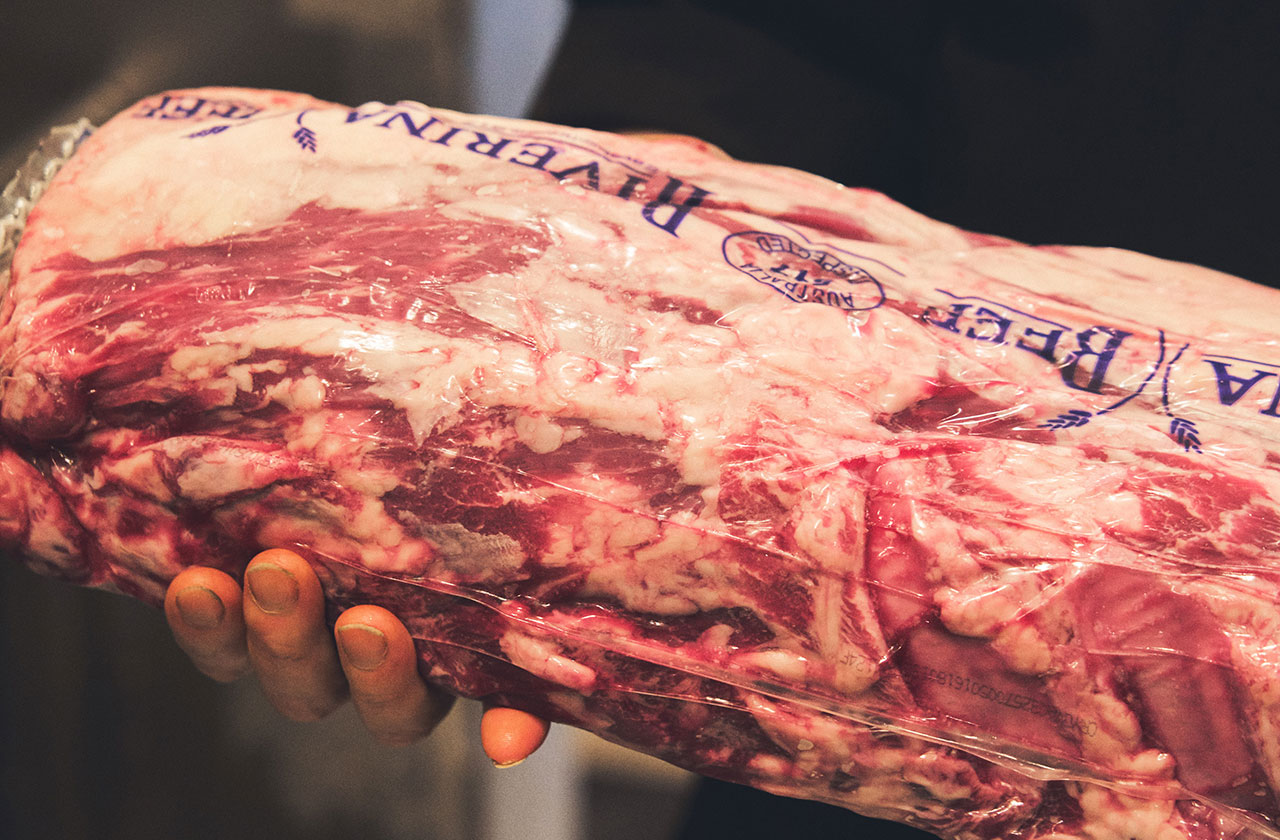 この日、鈴木さんが使ったオーストラリア産牛肉は、「葡萄牛」の肩ロース。ワイン造りで出たブドウかすなど穀物飼料を長期間(220日以上)与えてじっくり育てたロンググレインフェッドビーフ(長期穀物肥育牛)だ。肩ロースは、鈴木さんがステーキにする際にお気に入りの部位でもある。